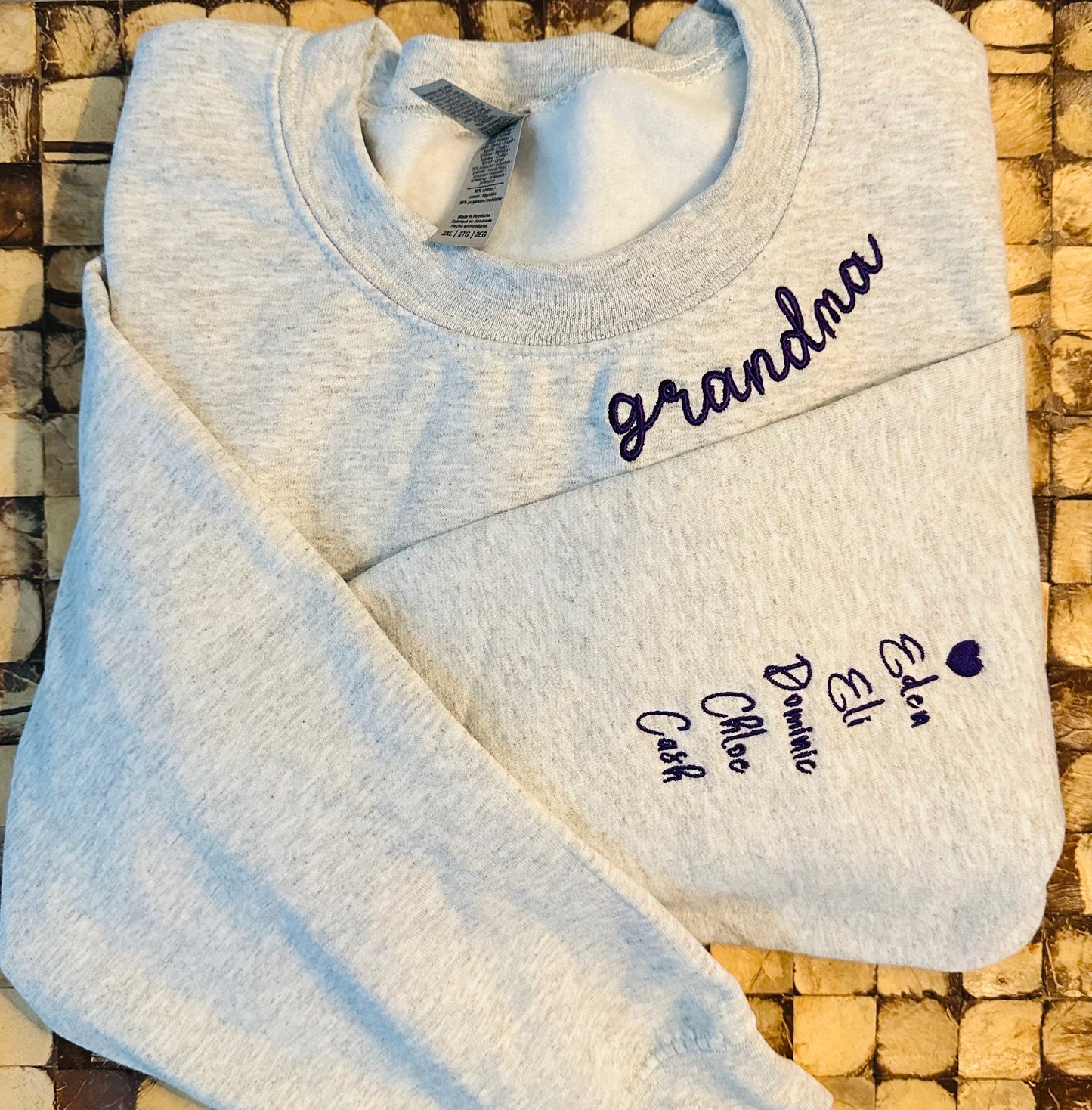 Personalized Embroidered Grandma Collar Sweatshirt with Children's Names on Sleeve