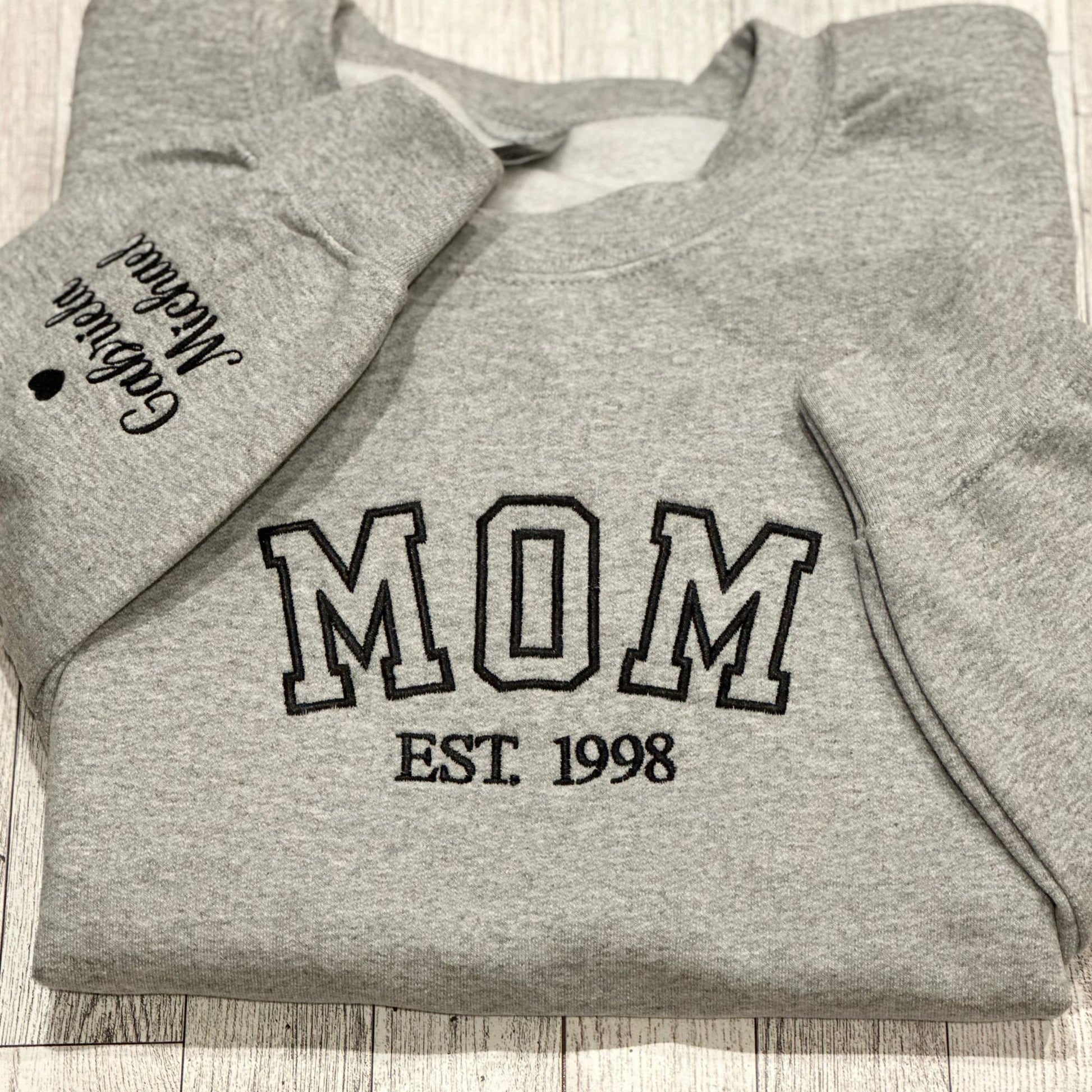 Mama Embroidered Sweatshirt, Custom Mama Shirt With Kids Names, Heart On Sleeve, Pregnancy Reveal Hoodie Gift For New Mom, Mother's Day Gift