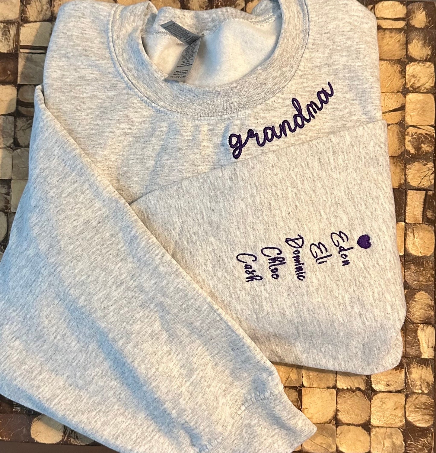 Personalized Embroidered Grandma Collar Sweatshirt with Children's Names on Sleeve