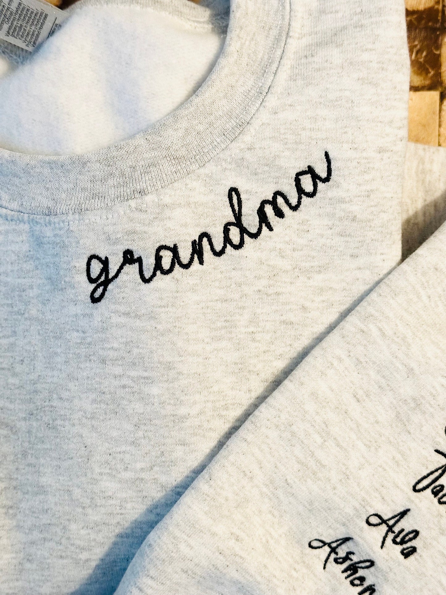 Personalized Embroidered Grandma Collar Sweatshirt with Children's Names on Sleeve